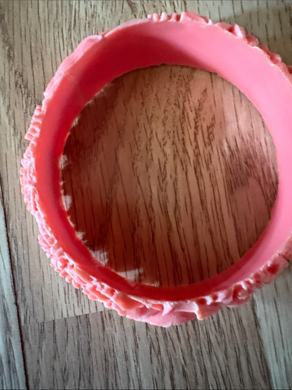VINTAGE CORAL DETAILED CARVED FLORAL RESIN BANGLE BRACELET - Picture 8 of 8
